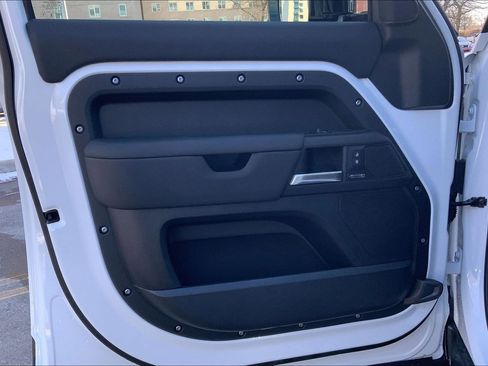 New 2026 Land Rover Defender 110 X-Dynamic SE image 10