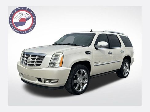 Used 2011 Cadillac Escalade Premium RWD image 1