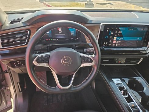 Used 2025 Volkswagen Atlas SE image 17