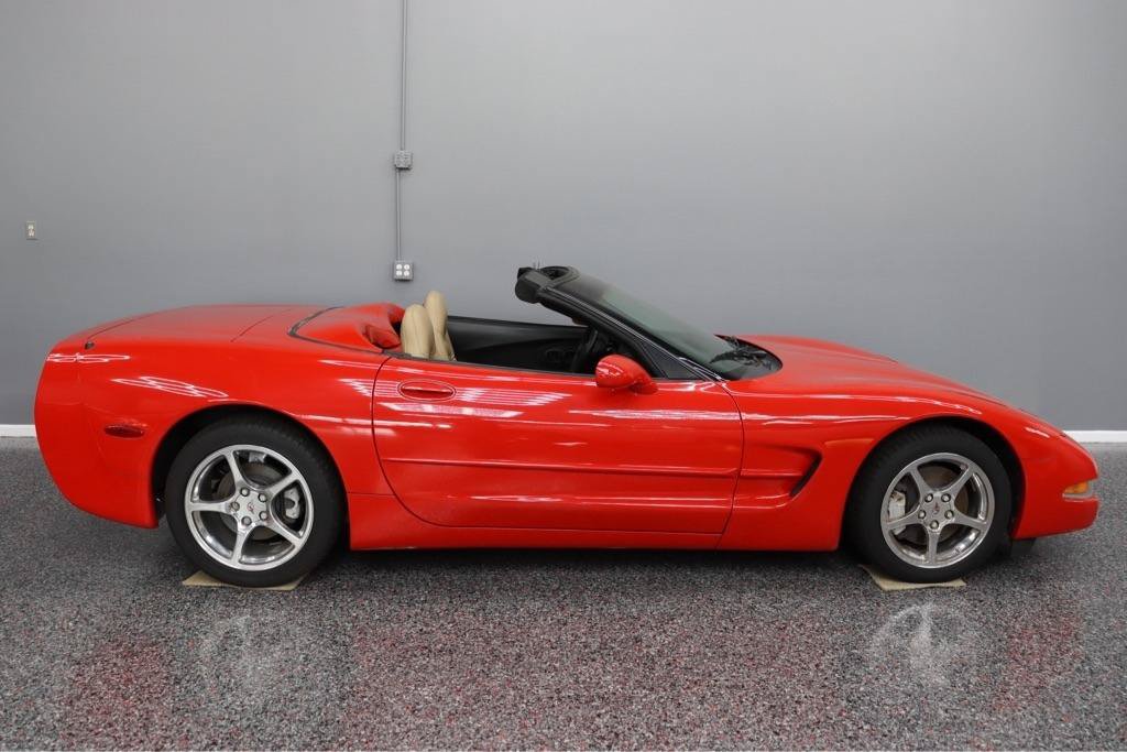 Used 2002 Chevrolet Corvette Coupe w/ Preferred Equipment Group2 RWD image 2