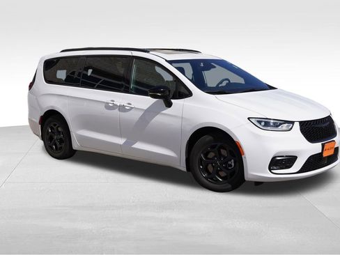 Certified 2024 Chrysler Pacifica Premium image 2