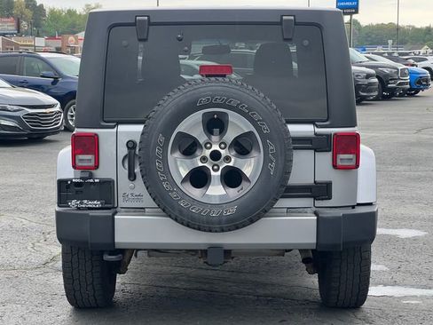 Used 2016 Jeep Wrangler Unlimited Sahara w/ Dual Top Group AWD/4WD image 39
