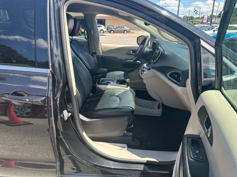 Used 2022 Chrysler Pacifica Touring-L image 29