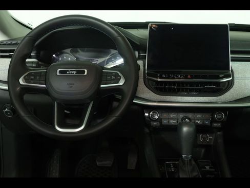 Used 2022 Jeep Compass Latitude w/ Convenience Group AWD/4WD image 3