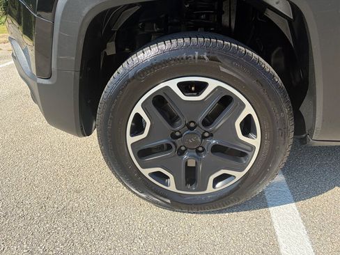 Used 2017 Jeep Renegade Trailhawk AWD/4WD image 26