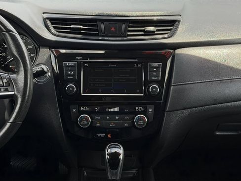 Used 2019 Nissan Rogue SV AWD/4WD image 17