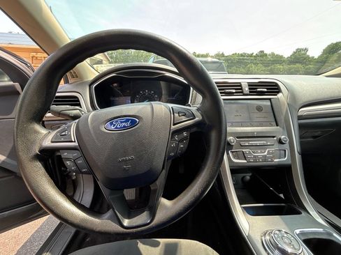 Used 2017 Ford Fusion SE w/ Fusion SE Technology Package FWD image 13