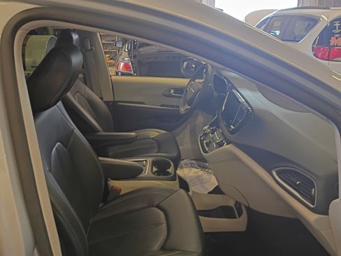 Used 2023 Chrysler Pacifica Touring-L FWD image 43