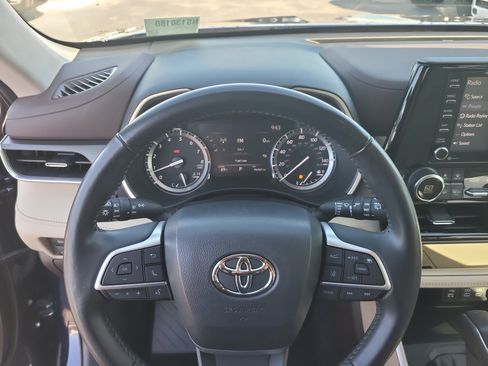 Used 2022 Toyota Highlander XLE FWD image 28
