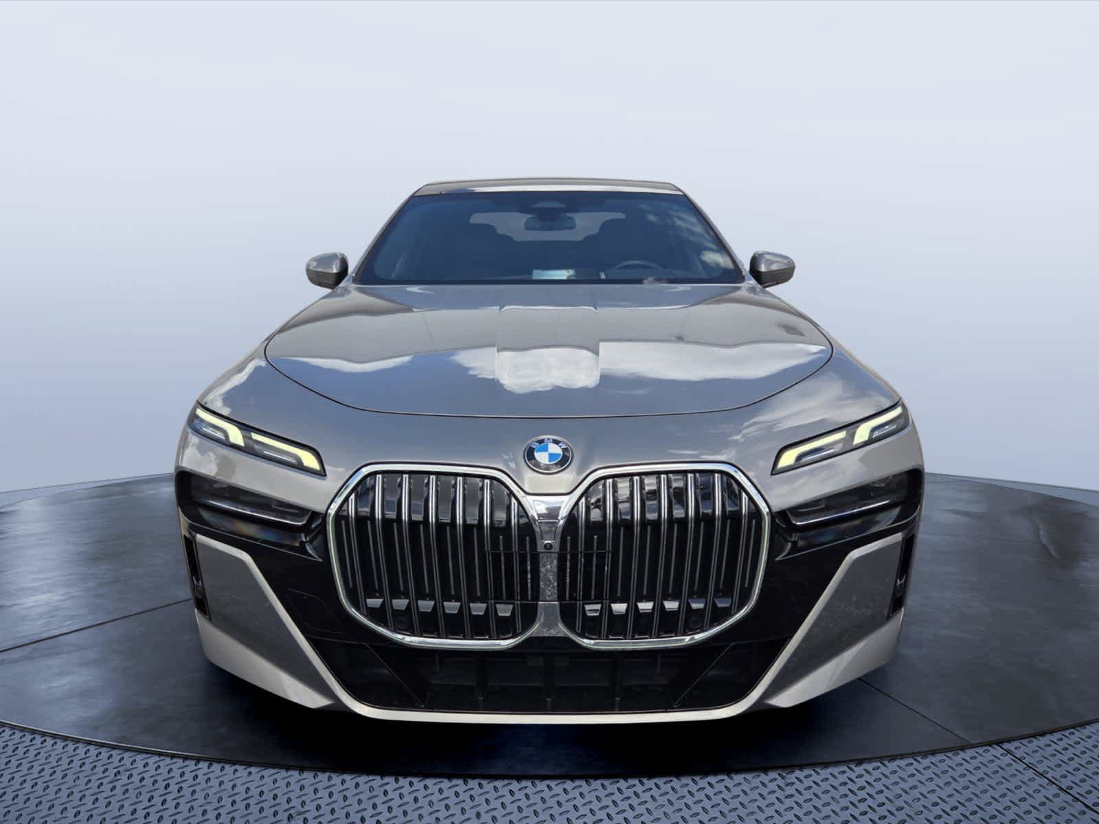 Used 2023 BMW 740i w/ Parking Assistance Package RWD image 8