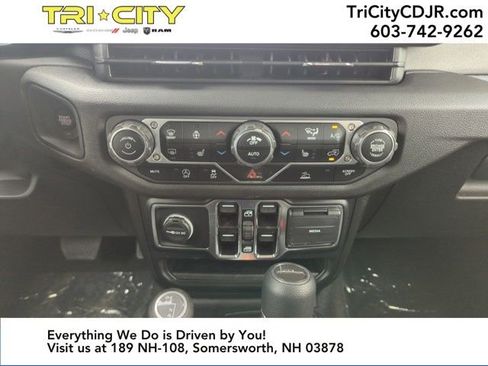 New 2025 Jeep Gladiator Sport image 17