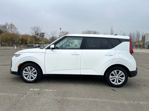 Used 2022 Kia Soul LX image 8