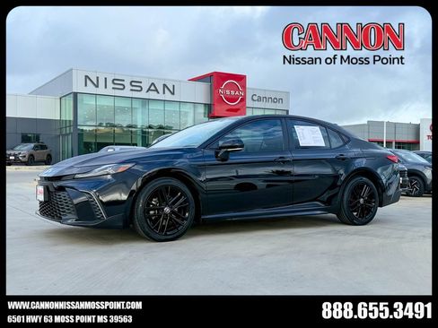 Used 2025 Toyota Camry SE FWD image 1