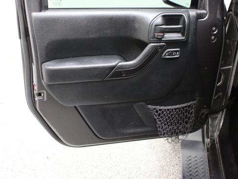 Used 2017 Jeep Wrangler Unlimited Sahara AWD/4WD image 12