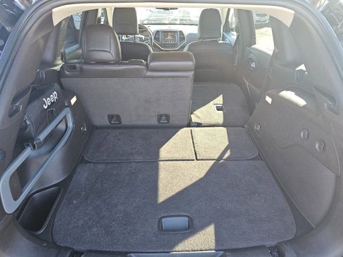 Used 2017 Jeep Cherokee Trailhawk image 9
