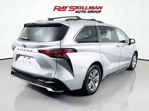 Used 2021 Toyota Sienna XSE image 7