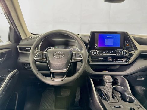 Used 2024 Toyota Highlander XLE AWD/4WD image 22