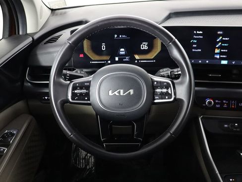 Used 2025 Kia Carnival FWD image 7