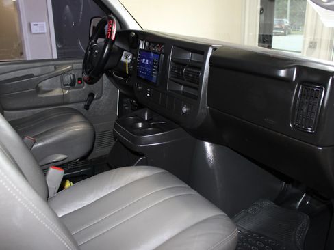 Used 2008 GMC Savana 2500 Extended RWD image 21