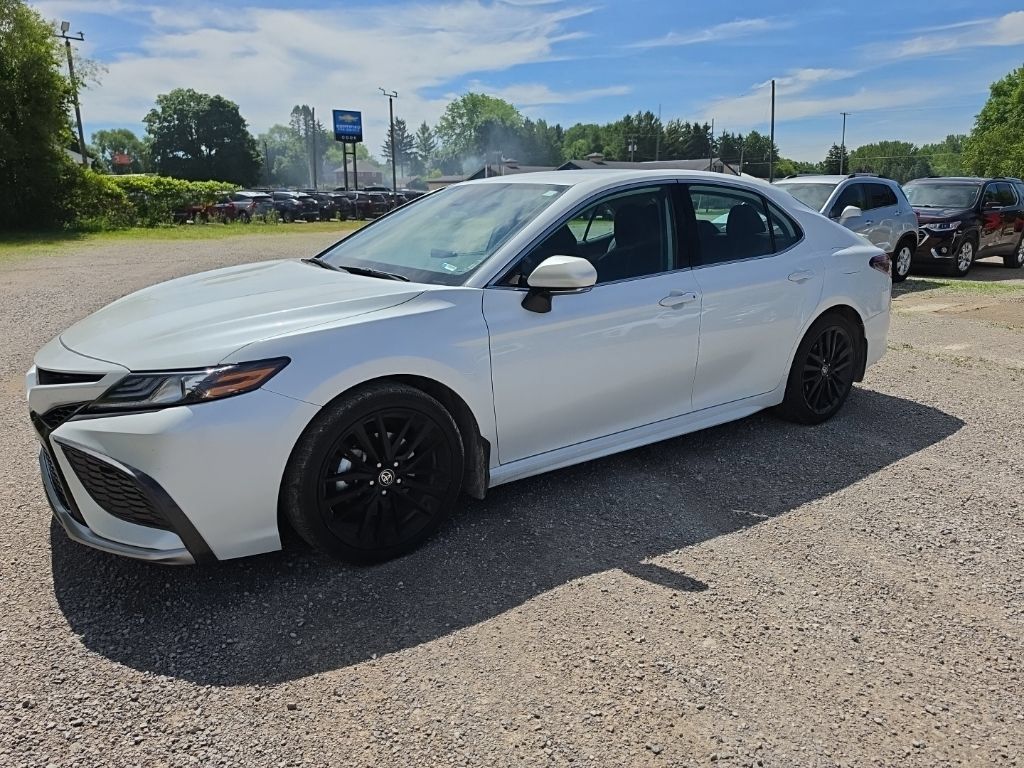 Used 2022 Toyota Camry XSE FWD image 3