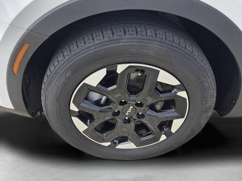 Used 2024 Kia Sorento S w/ Panoramic Sunroof Package FWD image 9