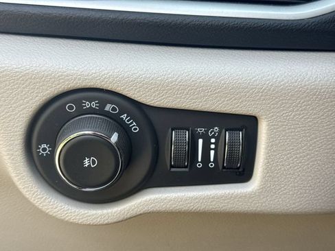 Used 2024 Chrysler Pacifica Touring-L FWD image 34