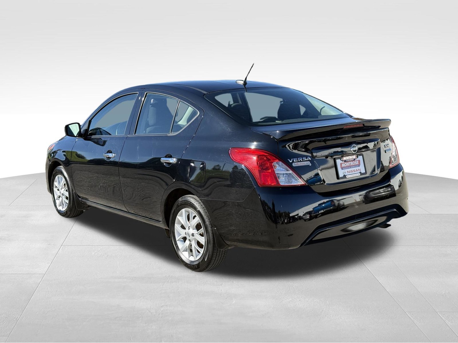 Used 2017 Nissan Versa SV w/ SV Special Edition Package FWD image 4