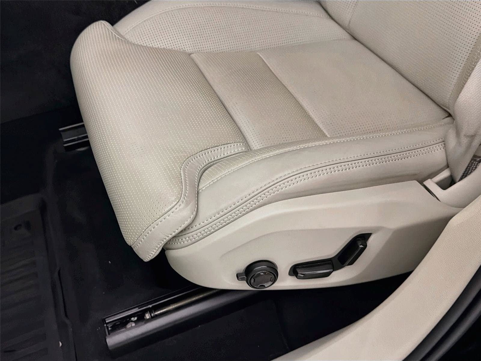 Used 2022 Volvo XC60 B5 Inscription w/ Advanced Package FWD image 21