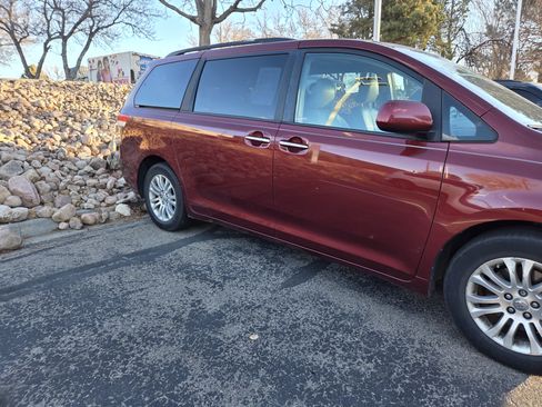 Used 2012 Toyota Sienna XLE image 4