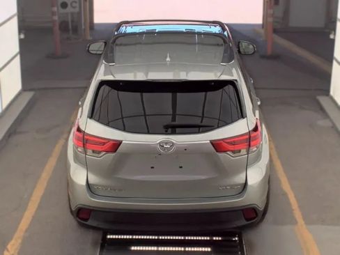 Used 2018 Toyota Highlander XLE AWD/4WD image 4