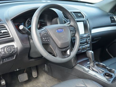 Used 2017 Ford Explorer XLT w/ Equipment Group 202A FWD image 9