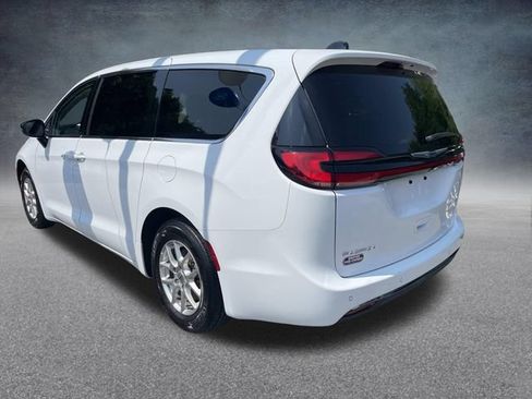 Used 2024 Chrysler Pacifica Touring-L FWD image 11