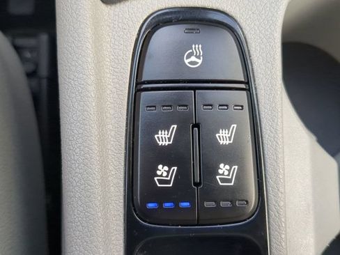 Used 2020 Kia Niro EX Premium FWD image 24