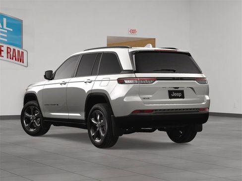 New 2025 Jeep Grand Cherokee Laredo image 4