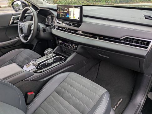 Used 2025 Mitsubishi Outlander SE image 31