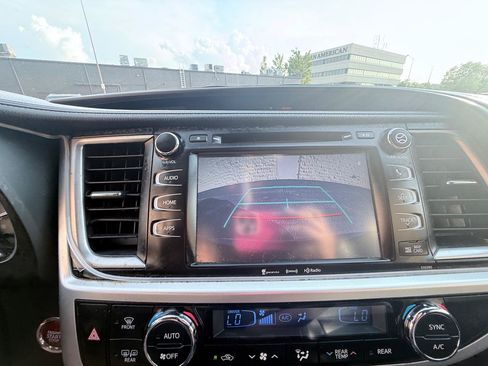 Used 2019 Toyota Highlander XLE AWD/4WD image 18