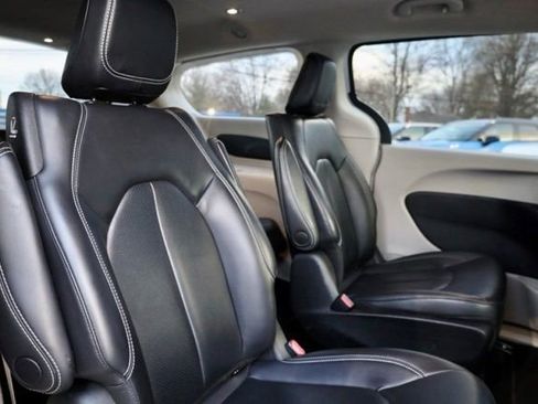 Used 2023 Chrysler Pacifica Touring-L image 36