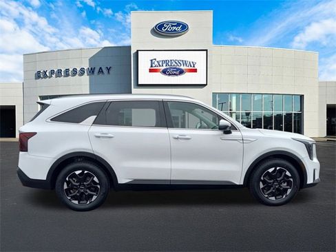 Used 2024 Kia Sorento S image 5