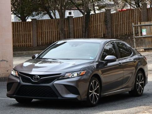 Used 2019 Toyota Camry SE image 3