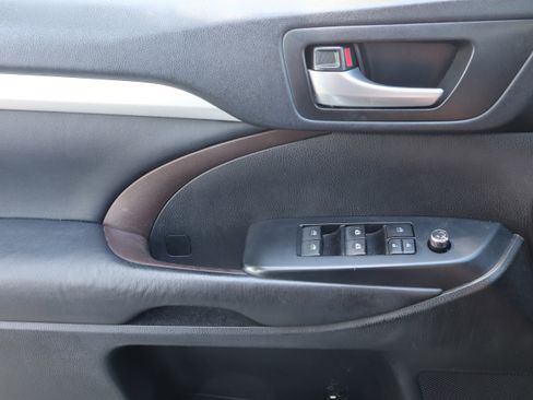 Used 2019 Toyota Highlander XLE image 12