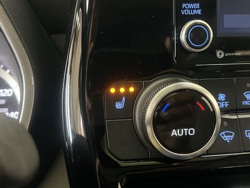 Used 2022 Toyota Highlander XLE AWD/4WD image 35