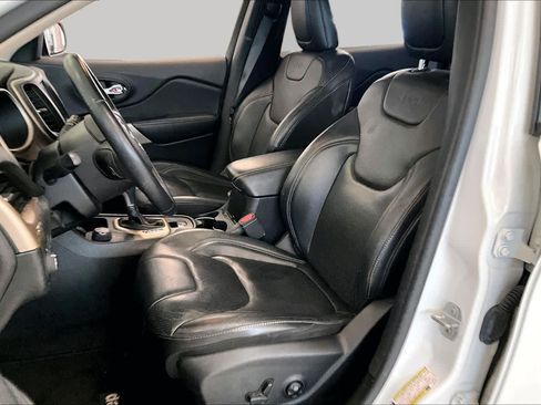 Used 2018 Jeep Cherokee Limited w/ Luxury Group AWD/4WD image 5