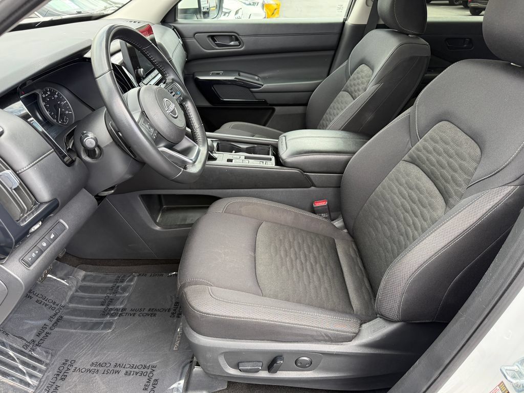 Used 2025 Nissan Pathfinder SV FWD image 24