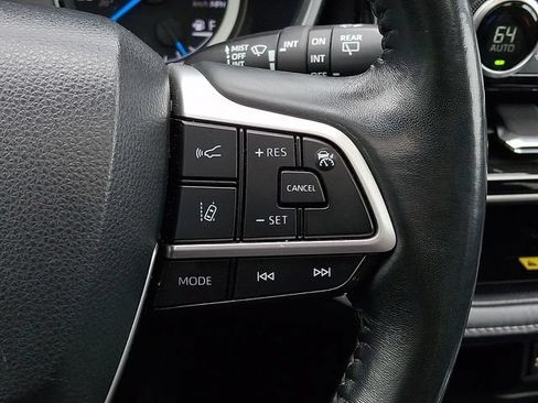 Used 2023 Toyota Highlander XLE AWD/4WD image 25