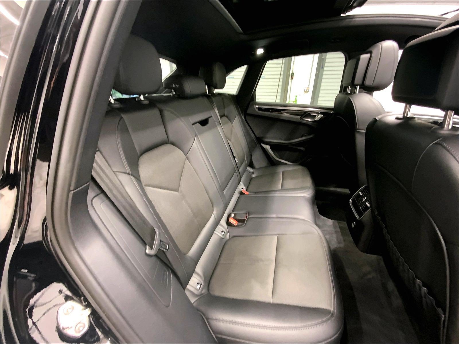 Certified 2023 Porsche Macan AWD/4WD image 23