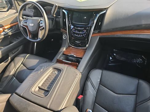 Used 2016 Cadillac Escalade Luxury AWD/4WD image 32
