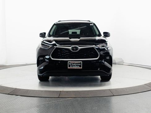 Used 2023 Toyota Highlander XLE AWD/4WD image 2