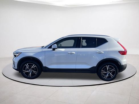 Used 2025 Volvo XC40 B5 Core image 4