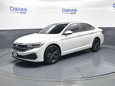 Used 2022 Volkswagen Jetta SE w/ Panoramic Sunroof Package FWD image 3