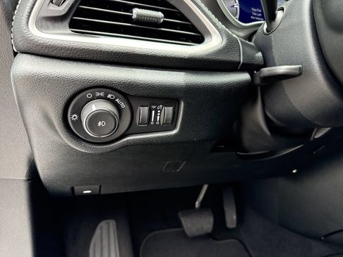 Used 2025 Chrysler Pacifica Select FWD image 18